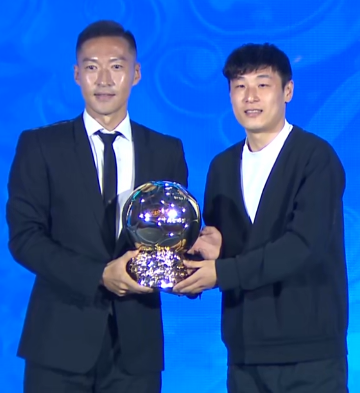 开云体育下载-中国金球奖感人一幕！五金王为双金王颁奖，吴曦：或是最后一奖